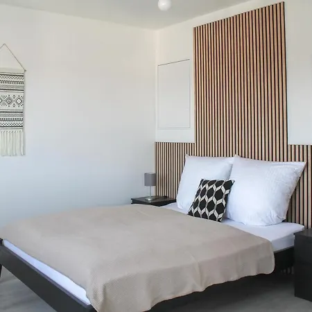 Buddha - Stadtnah, Balkon, Parkplatz, E-ladestation Fuer Autos & Fahrraeder, Fitnessstudio Apartment Koblenz (Rhineland-Palatinate)